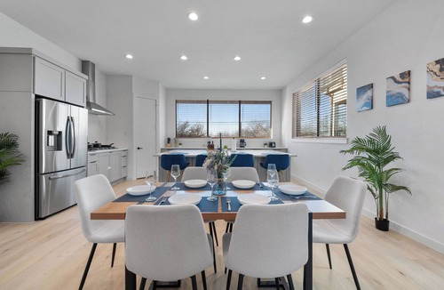 Oak Lawn House | Luxe Loft with Hot Tub, Pool Table, Balcony, BBQ