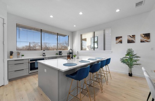 Oak Lawn House | Luxe Loft with Hot Tub, Pool Table, Balcony, BBQ