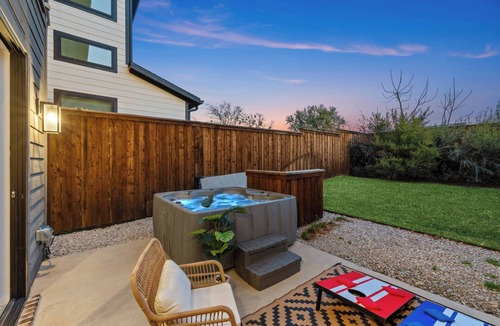 Oak Lawn House | Luxe Loft with Hot Tub, Pool Table, Balcony, BBQ