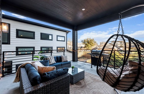 Oak Lawn House | Luxe Loft with Hot Tub, Pool Table, Balcony, BBQ