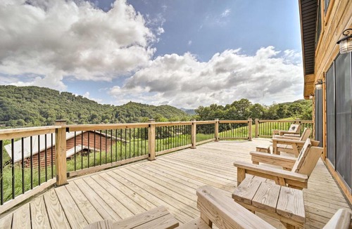 Maggie Valley House | Luxe Log Cabin w/Modern Finishes & Mtn Views