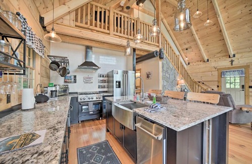 Maggie Valley House | Luxe Log Cabin w/Modern Finishes & Mtn Views