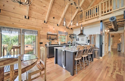 Maggie Valley House | Luxe Log Cabin w/Modern Finishes & Mtn Views