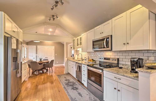 Lyndon House | Luxe Lyndon Home < 11 Mi to Dtwn Louisville!