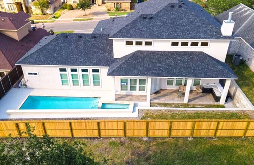 Calallen House | Luxe Mansion w Yard, BBQ, Pool Table!