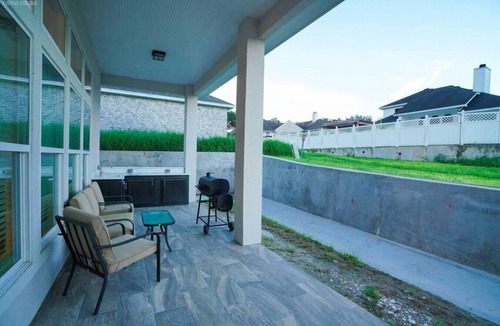 Calallen House | Luxe Mansion w Yard, BBQ, Pool Table!
