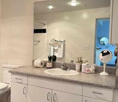 Del Rey Apartment | Luxe Marina Del Rey Apartment,Parking, Gym, Pool, jacuzzi,BBQ