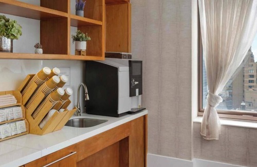 Midtown East Condo | Luxe Midtown Studio condo full kitchen walk to train & major landmarks& skyline