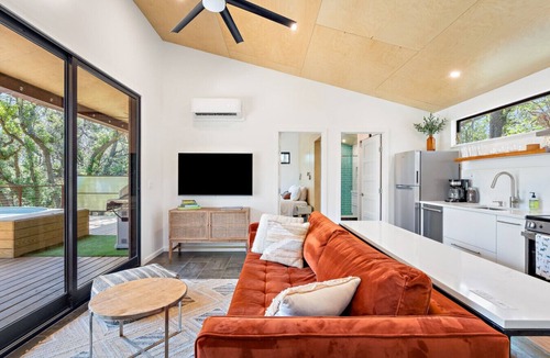 Dripping Springs Cabin | Luxe Modern Treehouse w Heated Pool & Firepit
