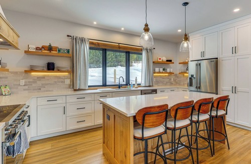 Ludlow Cottage | Luxe Mountain Home w/Chefs Kitchen & Okemo Views