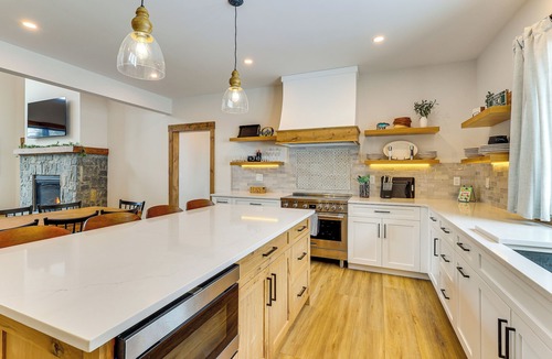 Ludlow Cottage | Luxe Mountain Home w/Chefs Kitchen & Okemo Views