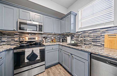 Fossil Creek Apartment | Luxe New 2BR 2BA Apartment in Haltom City with Style