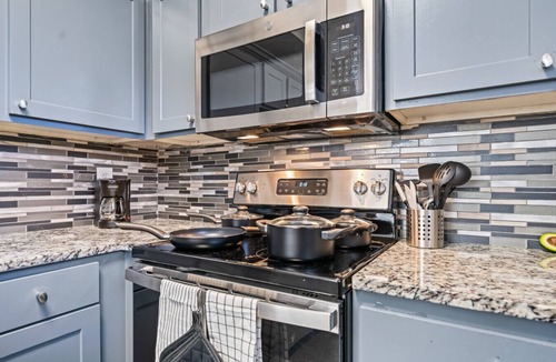 Fossil Creek Apartment | Luxe New 2BR 2BA Apartment in Haltom City with Style