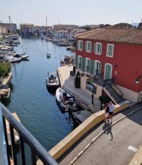 Port Grimaud Apartment | Luxe - New - Centre - 100m2 - Full clim - 3BDR - 3BTHR - 3WC - pkg