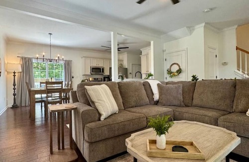 Mount Vernon House | Luxe Oasis Northshore Choto Pets OK 3 KING 4 TWINS