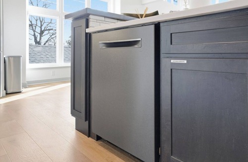 Cherry Street House | Luxe on Lewis | Utica Sq/EXPO | Chef's Kitchen