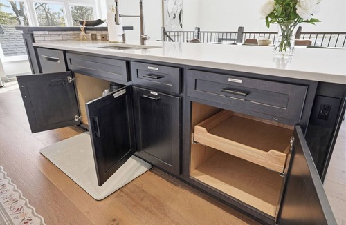 Cherry Street House | Luxe on Lewis | Utica Sq/EXPO | Chef's Kitchen
