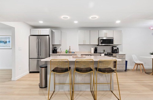 Shoreline Apartment | Luxe One-Level Suite King Bed Fast WiFi W/D Included