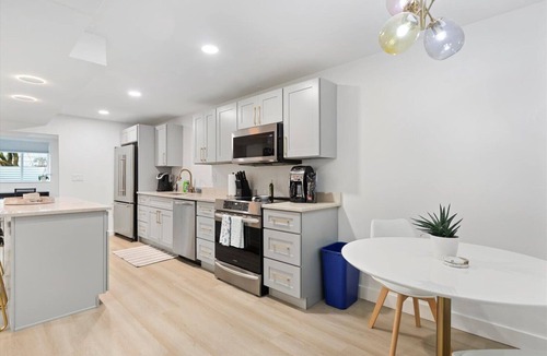 Shoreline Apartment | Luxe One-Level Suite King Bed Fast WiFi W/D Included
