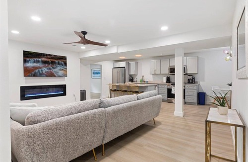 Shoreline Apartment | Luxe One-Level Suite King Bed Fast WiFi W/D Included