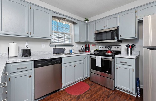 Raymore House | ⭐️ Luxe Paradise ⭐️ 3 King Beds ✅ Fast Wifi ✅ Free Parking