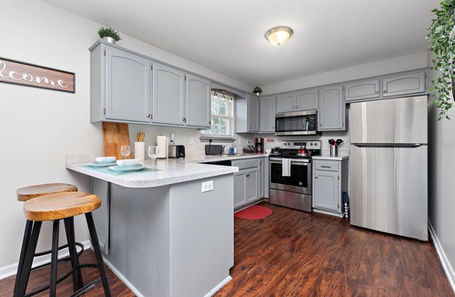 Raymore House | ⭐️ Luxe Paradise ⭐️ 3 King Beds ✅ Fast Wifi ✅ Free Parking