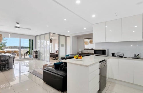 The Entrance House | Luxe Pelican Lake, Views and Private Spa