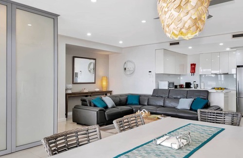 The Entrance House | Luxe Pelican Lake, Views and Private Spa