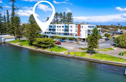 The Entrance House | Luxe Pelican Lake, Views and Private Spa