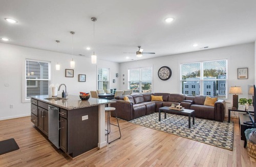 North Chesterfield Apartment | Luxe Penthouse 'n Old Town Manchester with Views!