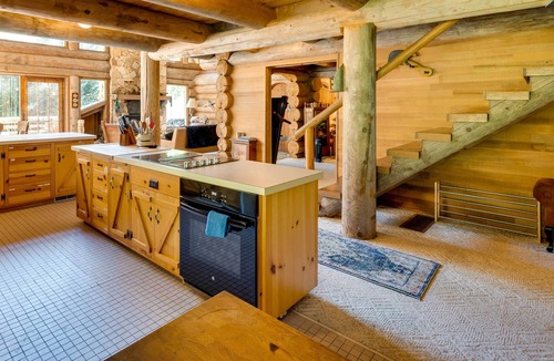 Greenbank Cabin | Luxe PNW Log Cabin w/ Fireplace & Waterfront Deck