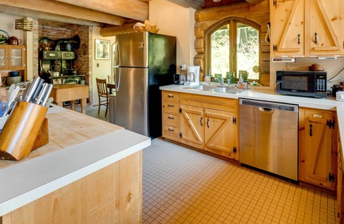 Greenbank Cabin | Luxe PNW Log Cabin w/ Fireplace & Waterfront Deck