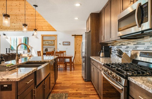 Hendersonville House | Luxe Pond-Front Cabin w/Fire Pit + Biltmore Pass | Pet-Friendly Escape