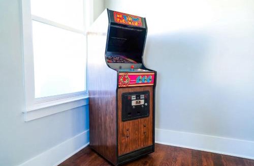 Talbot's Corner House | Luxe Pool Hot Tub & Game Room Downtown Nashville