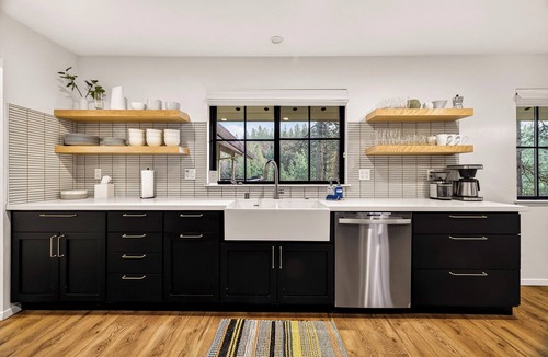 Grass Valley House | Luxe Private Lakefront Getaway with Hot Tub!