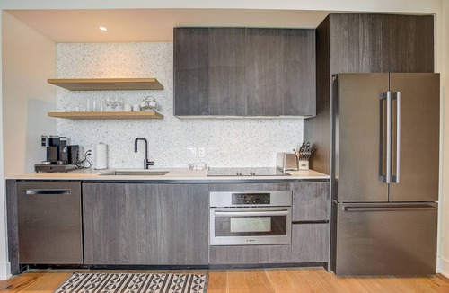 Rainey Street Historic District Condo | Luxe Rainey St corner condo with lakeview balcony, rooftop pool & gym