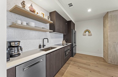 Rainey Street Historic District Condo | Luxe Rainey St High Rise | Heated Pool | Gym | ATX