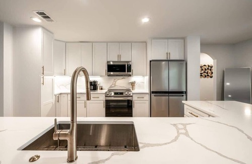 West Oak Hill House | Luxe Ranch Life-Heated Pool+Spa. 10 Min Downtown!