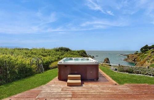 Mendocino House | Luxe Remodeled Oceanfront Home on the Bluff