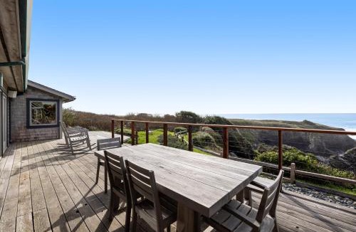 Mendocino House | Luxe Remodeled Oceanfront Home on the Bluff