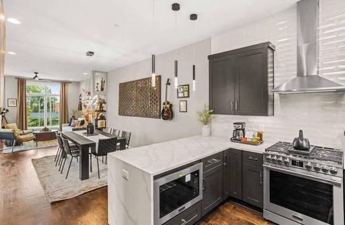 Buena Vista House | Luxe Retreats Sleeps 24: Games, Views, Near Dwntwn