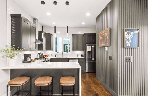 Buena Vista House | Luxe Retreats Sleeps 24: Games, Views, Near Dwntwn
