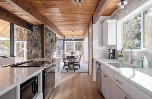 Troutdale House | Luxe Riverfront A-Frame | Hot Tub | Fishing