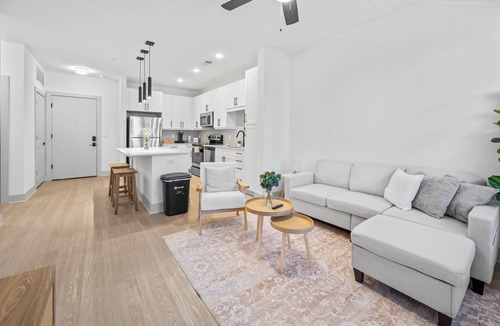 River District Apartment | Luxe Riverwalk 1BR/Walkable/Monthly Ready + Washer/Dryer