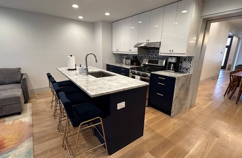 East Garfield Park House | Luxe SFH Urban Retreat
