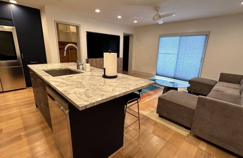East Garfield Park House | Luxe SFH Urban Retreat