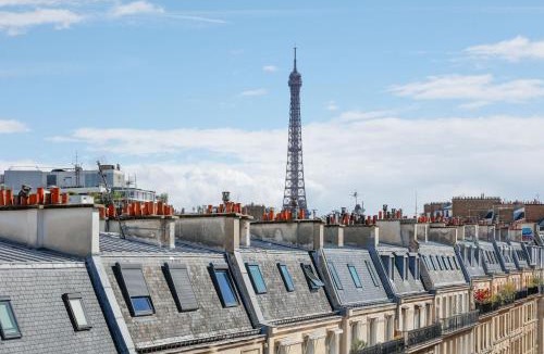 Porte-Dauphine Apartment | Luxe sous les toits de Paris avec vue Tour Eiffel