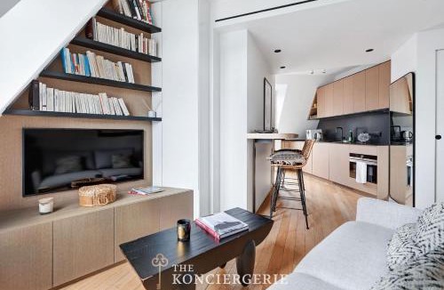 Porte-Dauphine Apartment | Luxe sous les toits de Paris avec vue Tour Eiffel
