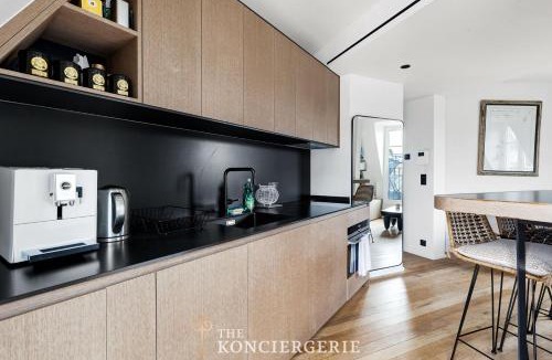 Porte-Dauphine Apartment | Luxe sous les toits de Paris avec vue Tour Eiffel