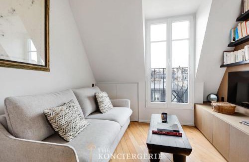 Porte-Dauphine Apartment | Luxe sous les toits de Paris avec vue Tour Eiffel